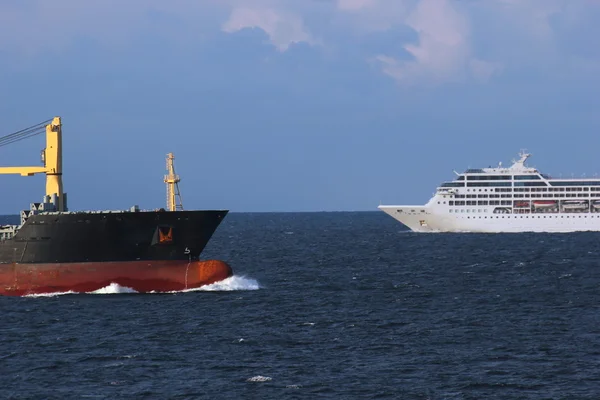 Nave de ferry y carga — Foto de Stock