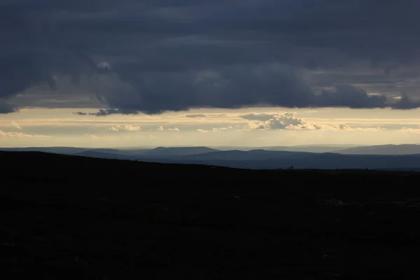 Différentes nuances de formations bleues et nuageuses vues depuis un swedis — Photo