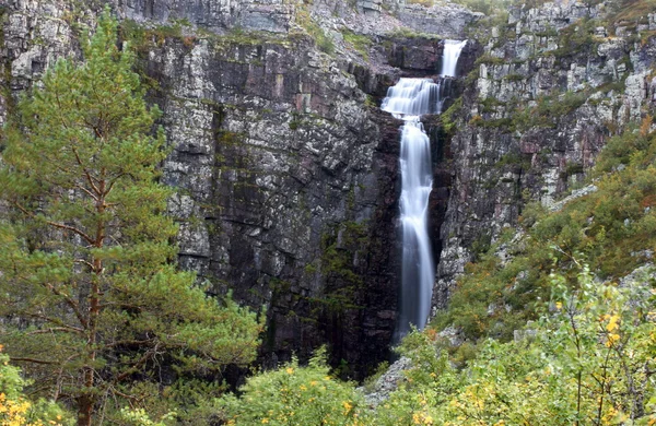 Njupeskaret, mit 90 m im freien Fall der höchste Wasserfall Schwedens — Stockfoto