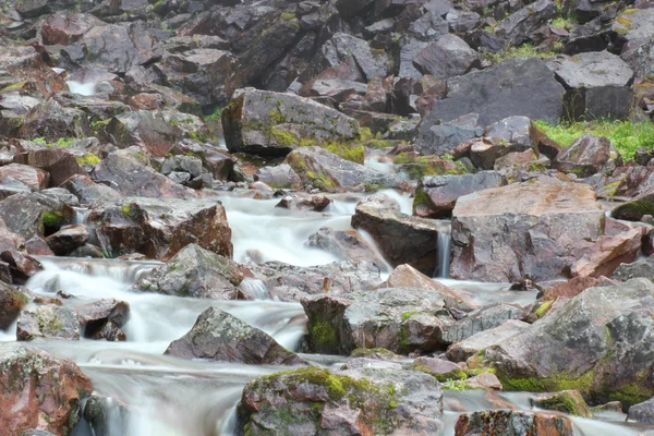 Rapides au fond de la cascade de Njupeskar dans le Fulufjall — Photo