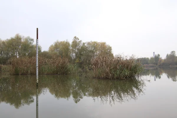 Lago con bordo di livellamento — Foto Stock