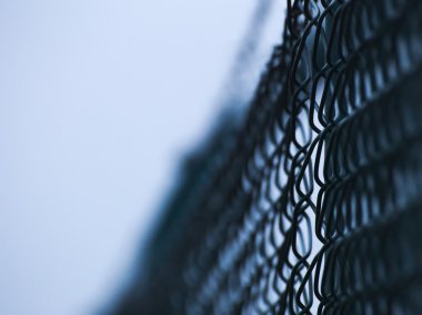 Soyut atış yeşil bir tel çit etkisi defocusing ile mesh