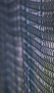 Soyut atış yeşil bir tel çit etkisi defocusing ile mesh