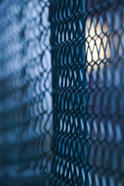 Soyut atış yeşil bir tel çit etkisi defocusing ile mesh 