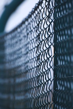 Soyut atış yeşil bir tel çit etkisi defocusing ile mesh