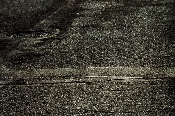 Sunlight reflections on wet asphalt — Stock Photo, Image