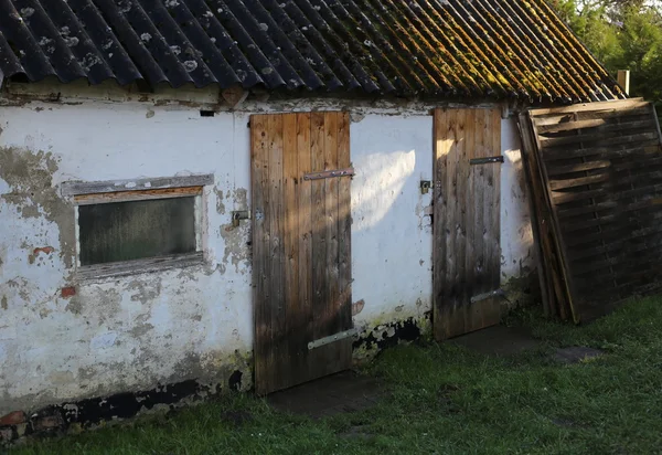 Antiguo cobertizo a la luz del sol — Foto de Stock