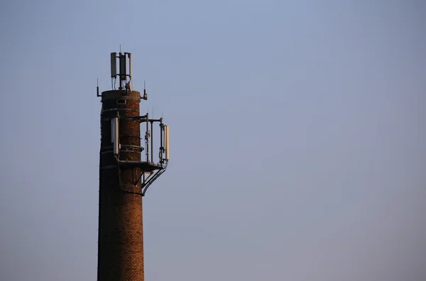 Chimenea con emisor de radio — Foto de Stock