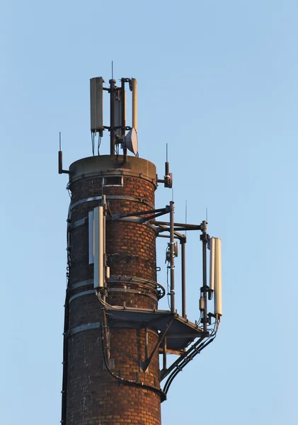 与无线电广播发射机的烟囱 — 图库照片
