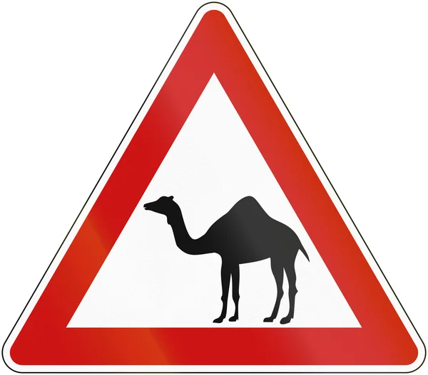 Señal alemana advirtiendo sobre camellos cruzando la calle — Foto de Stock