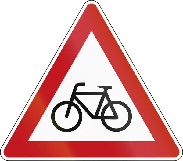 Señal alemana advirtiendo sobre ciclistas cruzando la carretera —  Fotos de Stock