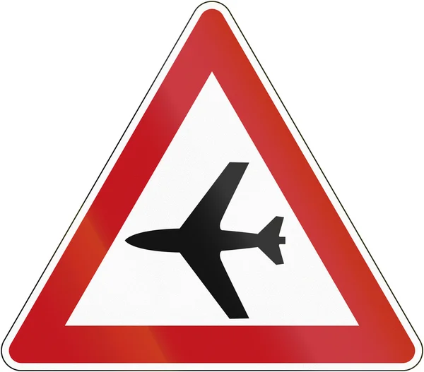 Antiguo diseño de un letrero alemán que advierte sobre el tráfico aéreo en la r — Foto de Stock