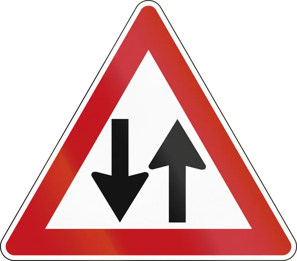 İki yönlü bir yol üzerinde trafik karşıt hakkında Alman işareti uyarı — Stok fotoğraf