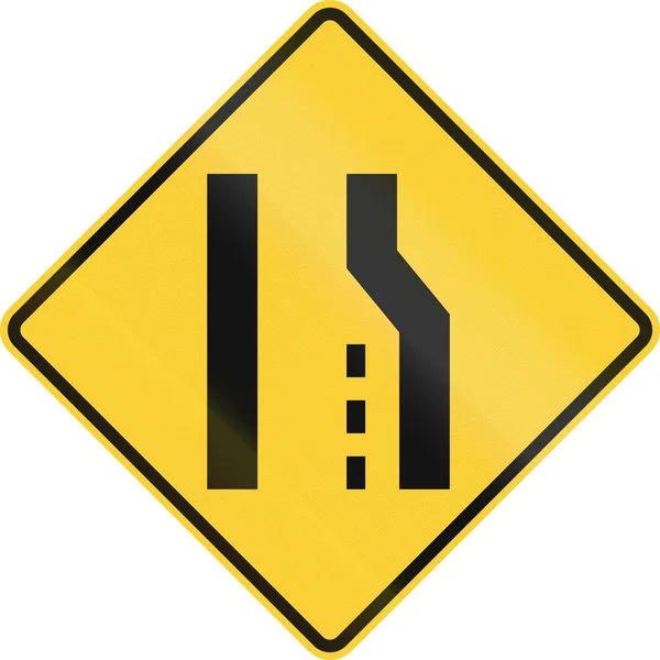 Ons verkeersbord waarschuwing - rechterbaan eindigt of weg versmalt vanaf de — Stockfoto