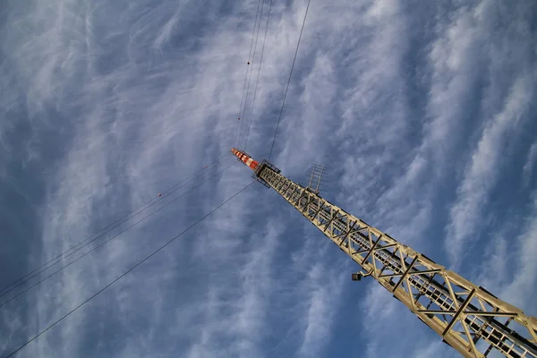 Röda och vita radio tower i ovanlig vinkel — Stockfoto