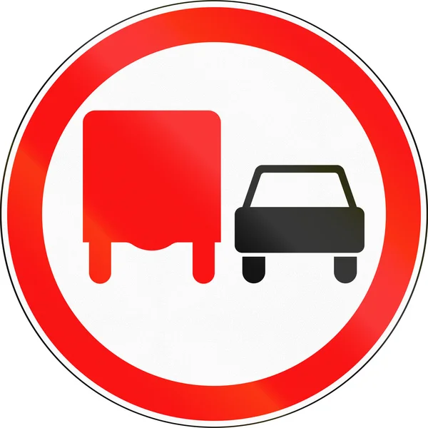 Señal de tráfico utilizada en Rusia - Sin adelantamiento por parte de los vehículos pesados — Foto de Stock