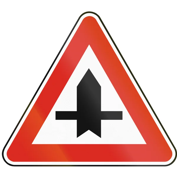 Vägmärke som används i Slovakien - korsningen med mindre väg — Stockfoto