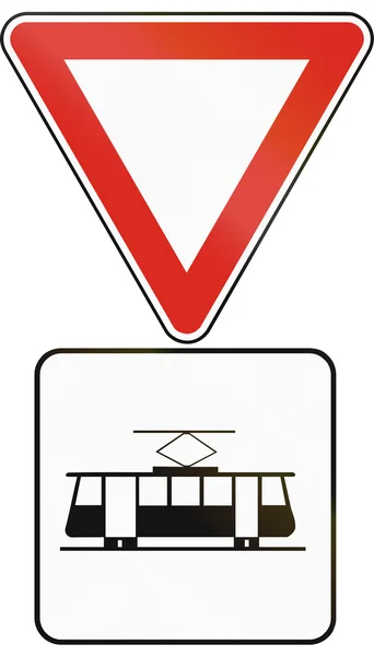 Slovakya - tramvay için yol vermek için kullanılan yol işareti — Stok fotoğraf
