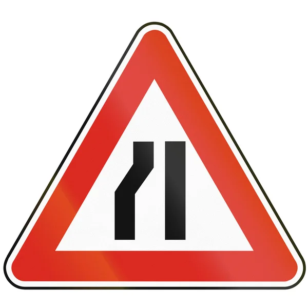 Segnaletica stradale utilizzato in Slovacchia - Strada si restringe da sinistra — Foto Stock