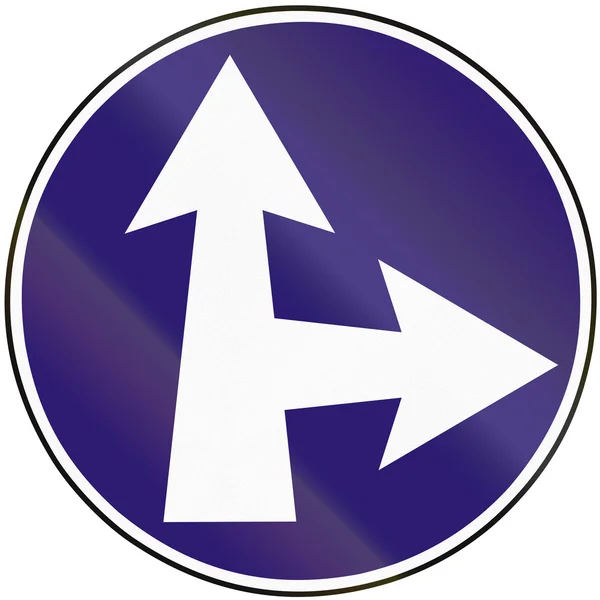 Дорожный знак, используемый в Словакии - прямо или повернуть направо — стоковое фото