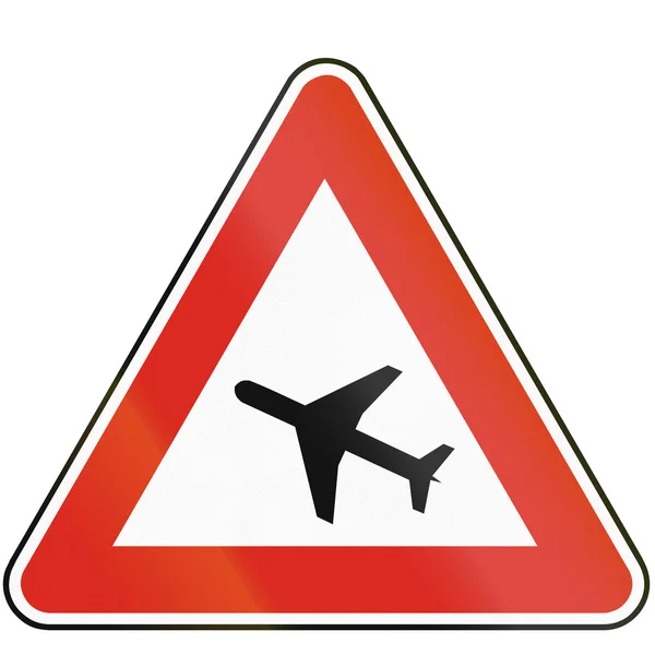 Дорожный знак, используемый в Словакии - Низколетящие самолеты — стоковое фото