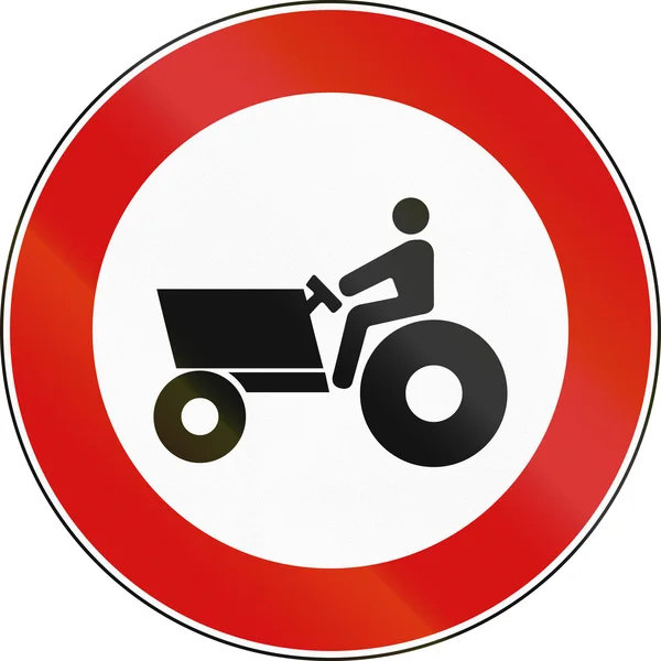 Señal de tráfico utilizada en Italia - no se permiten vehículos agrícolas —  Fotos de Stock