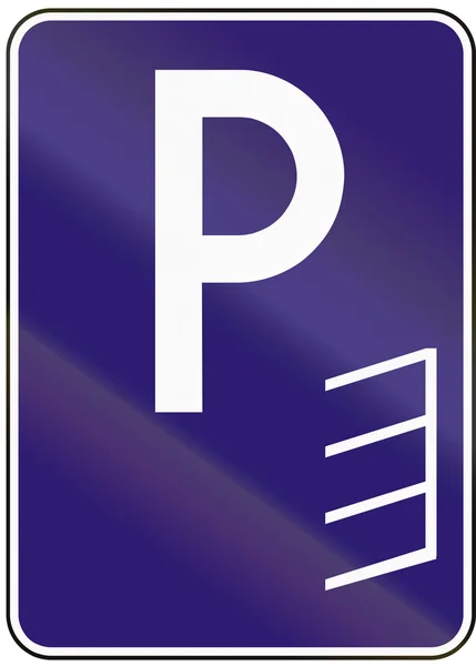 Дорожный знак Словакии - Парковка по диагонали — стоковое фото