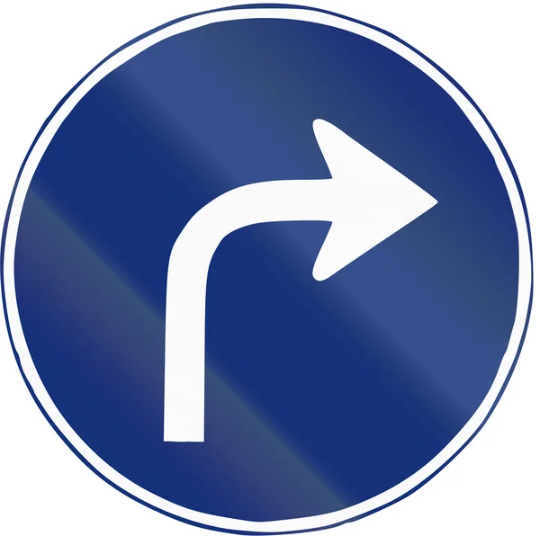 Дорожный знак используется в Испании - правый поворот впереди — стоковое фото