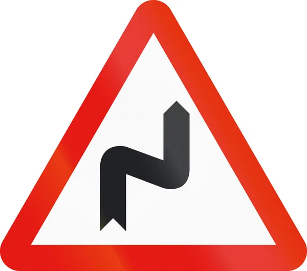 Дорожній знак використовується в Іспанії - небезпечними кривих праворуч — стокове фото