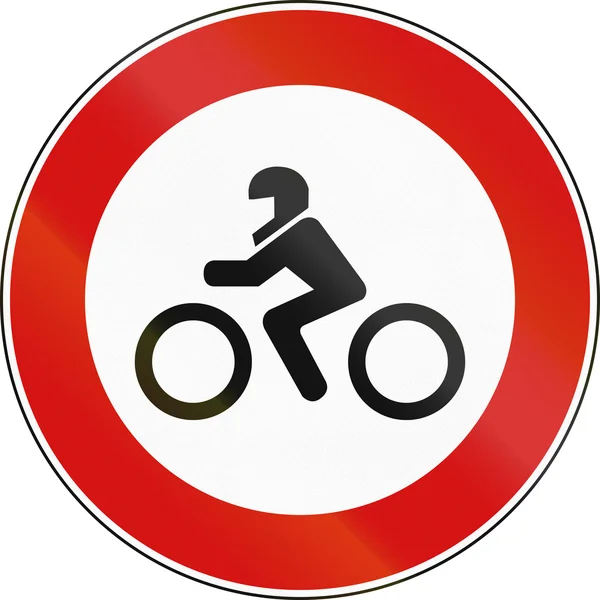 Дорожный знак, используемый в Италии - мотоциклы и мотороллеры не допускаются — стоковое фото