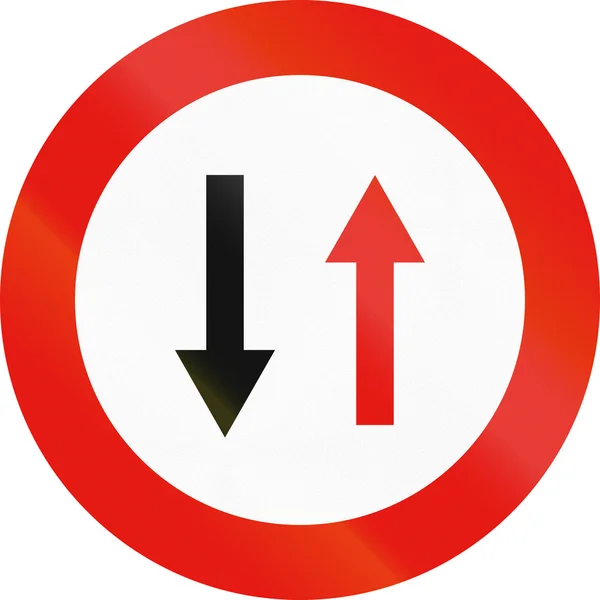 在西班牙-迎面而来的交通优先使用道路标志 — 图库照片