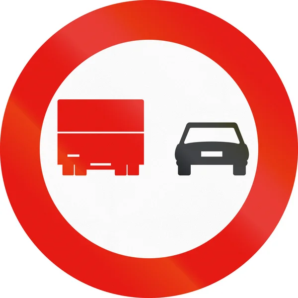 Sinal de estrada utilizado em Espanha - Ultrapassagem proibida para camiões — Fotografia de Stock