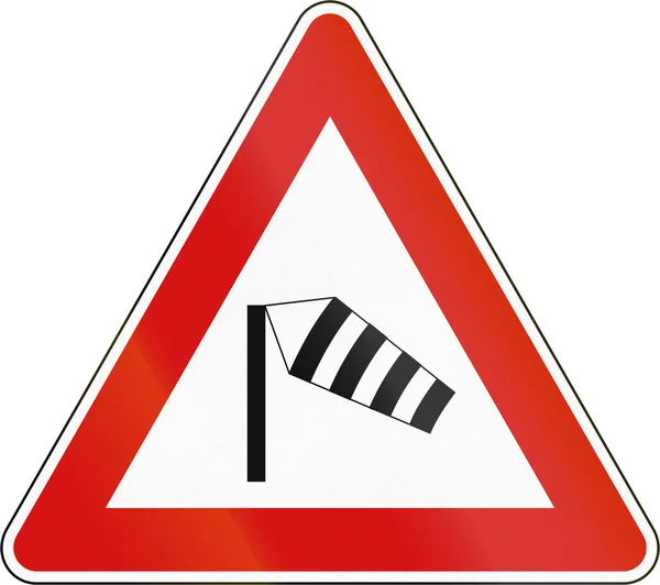 Eslovénia sinalização rodoviária - Ventos laterais perigosos — Fotografia de Stock