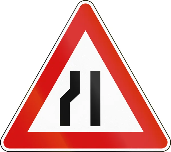 Eslovenia señal de tráfico - Carretera se estrecha en el lado izquierdo —  Fotos de Stock
