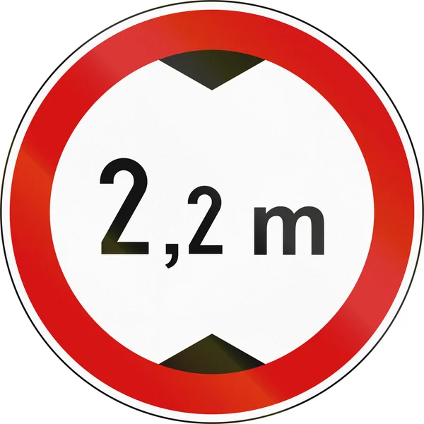 Словенська регуляторних дорожній знак - немає автомобілів понад 2,2 метра у висоту — стокове фото