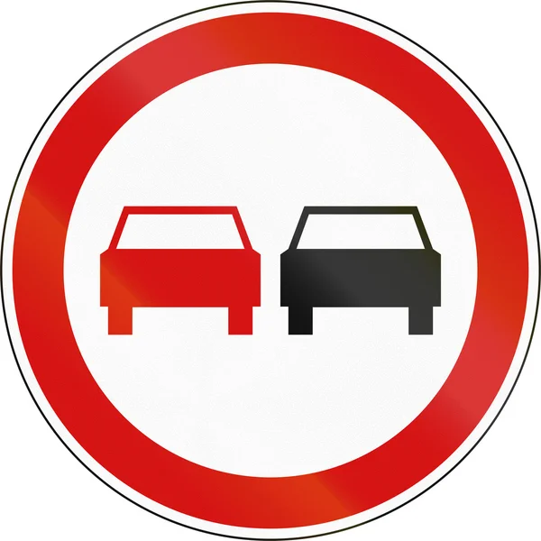 Znak drogowy regulacyjny słoweński - nie wyprzedzania. — Zdjęcie stockowe