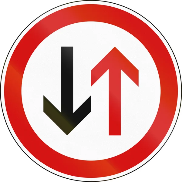 Znak zakazu słoweński - ustąpić pojazdów nadjeżdżających z naprzeciwka. — Zdjęcie stockowe