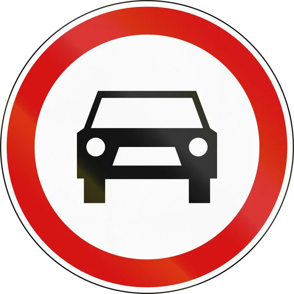Um sinal de proibição esloveno - Sem carros . — Fotografia de Stock