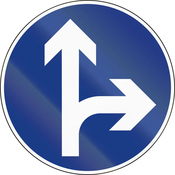 Słoweński obowiązkowe kierunku znak - Go prawo albo prosto. — Zdjęcie stockowe