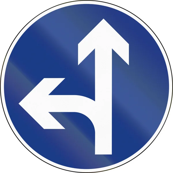 Sinal de direção obrigatório esloveno - Vire à esquerda ou em linha reta . — Fotografia de Stock