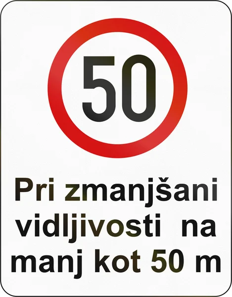 Señal de tráfico eslovena - El texto significa: Límite de velocidad cuando la visibilidad se reduce a 50 metros — Foto de Stock