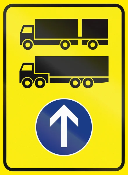 Cartello stradale sloveno - Direzione obbligatoria per la classe di veicolo — Foto Stock