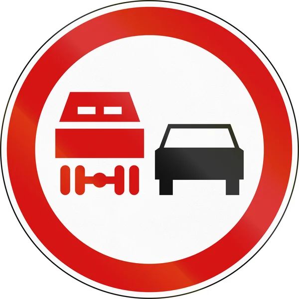 Словенский дорожный знак - Автомобили не обгоняются . — стоковое фото