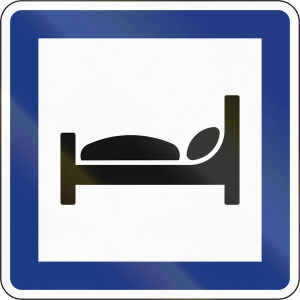 Słoweński znak drogowy usługi - wypożyczalnia łóżek. — Zdjęcie stockowe