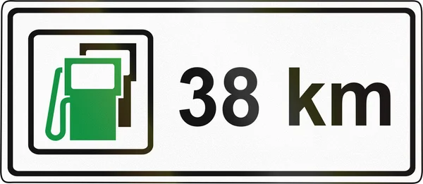 Slowenisches Straßenschild - Zusatzschild: Tankstelle nach 38 km — Stockfoto