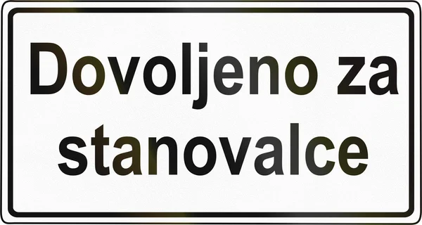 Sinal de estrada esloveno - Placa de explicação adicional, o texto significa: Permitido para residentes — Fotografia de Stock