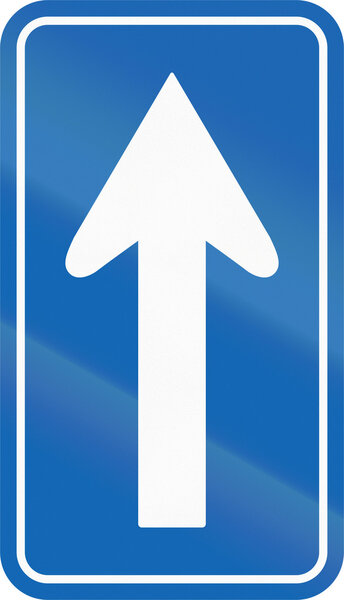 Японский дорожный знак - один путь прямо
