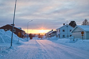 İsveç 'in küçük Norsjo kasabasında bir sokakta kış sahnesi.