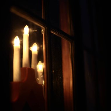 İsveç penceresindeki mum tutucuyu kapat.