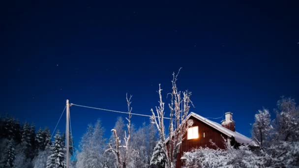 Sterne Und Wolken Über Ländlichem Schwedenhaus — Stockvideo